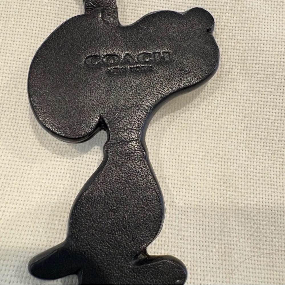 Limited Edition Coach Peanut Snoopy Dog Keychain w/Red Heart Charm Released 2014 - Picture 4 of 6